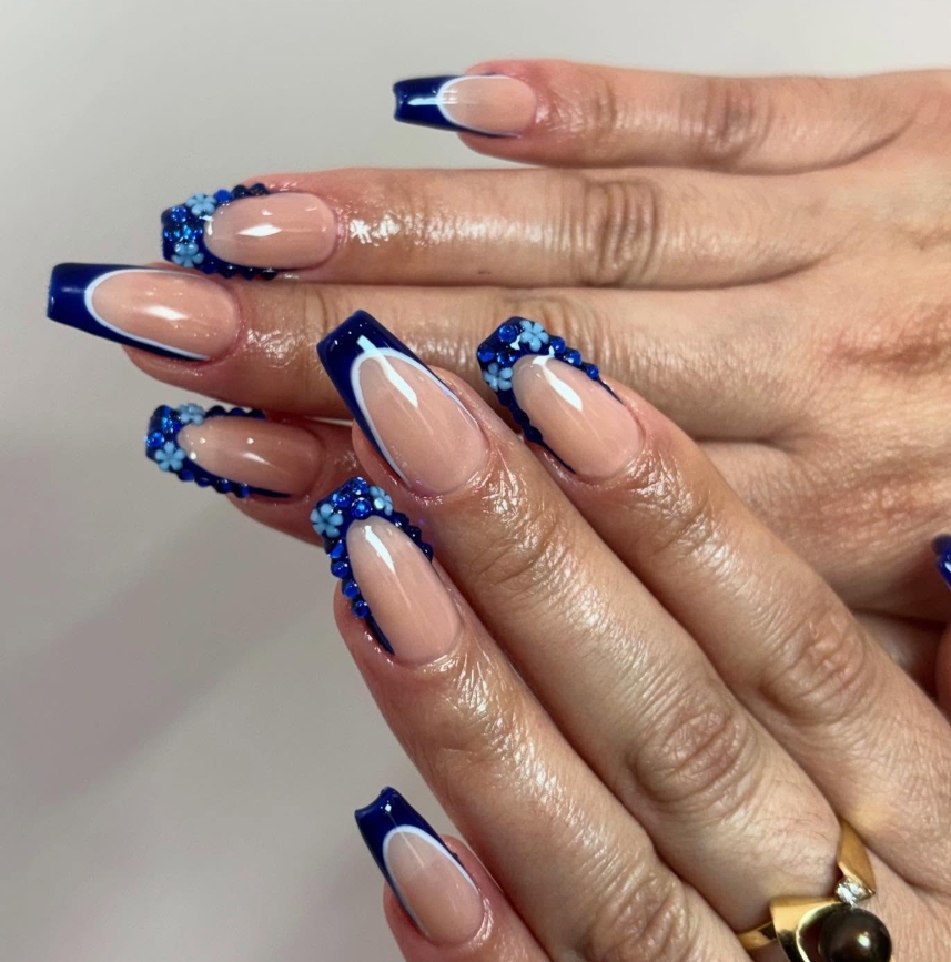 Francés azul marino con flores y pedrería