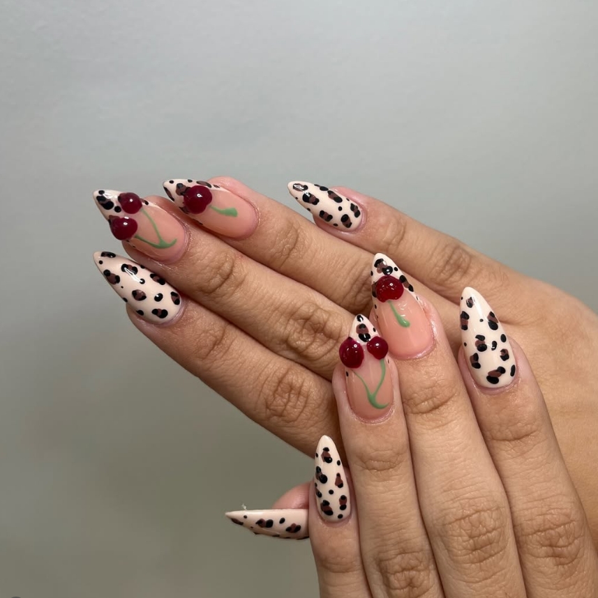 Leopardo con cerezas pintadas a mano